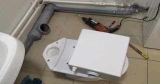 Установка напольного унитаза в отрадном: монтаж под ключ от СантехДомТрд от 5100 рублей.